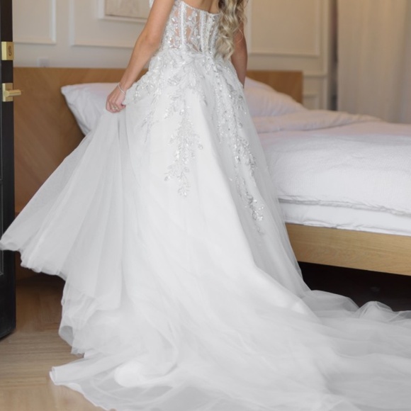 Wedding Dress - Picture 1 of 5